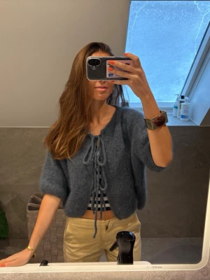 Blå stickad kofta  - Marinblå stickad kofta som passar bra med ett linne under eller bara så som den är. Storlek M 🎀🎀🎀