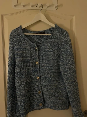 Blåmelerad stickad kofta med knappar - Super fin classy elegant blå kofta köpt på Primark utomlands😍