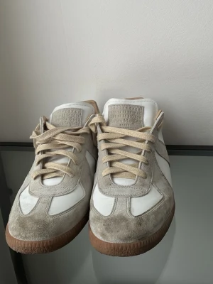 Maison margiela skor - Väldigt snygga och trendiga skor för ett bra pris, storlek 43 sitter lite smått endast skorna tillkommer vid köp;) 