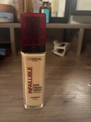 L'Oréal Infaillible 32H Foundation, shade 140 - Ljusbeige foundation från L'Oréal Paris, Infaillible 32H Fresh Wear. Kommer i en rektangulär glasflaska med röd plastkork. Innehåller vitamin C och har SPF 25. Ger ett fräscht och hållbart resultat. För fler bilder/information skriv gärna, priset kan justeras 🤗❤️