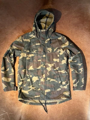 Camo Windbreaker  - Tjena! Säljer denna tvärsnygga vindjacka i camo. Passar perfekt till våren och matchar verkligen med ALLT! Vid minsta fråga eller fundering hör av er🤠