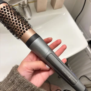 Remington värmeborste - Säljer en Remington Keratin Protect rundborste med inbyggd värmefunktion. 