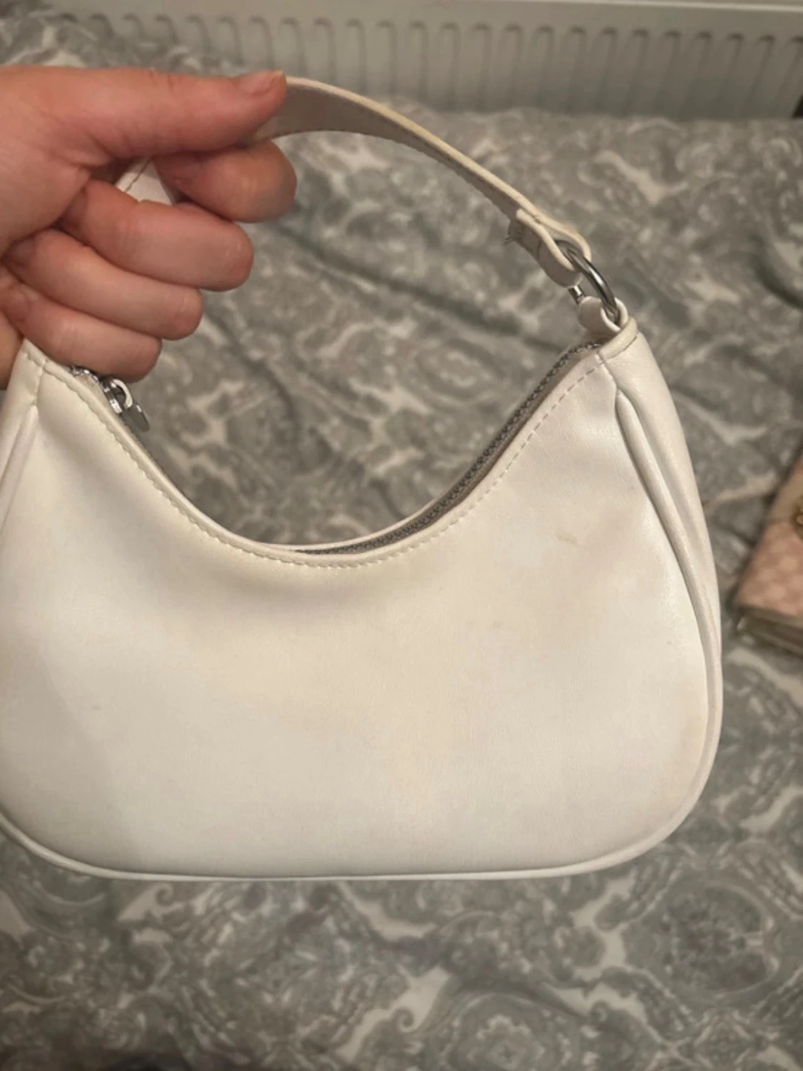 Vit axelväska i minimalistisk stil