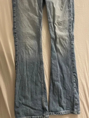 Ljusblå bootcut jeans - Säljer ett par bootcut jeans från Junkyard. Då dom är förstora på mig🩷