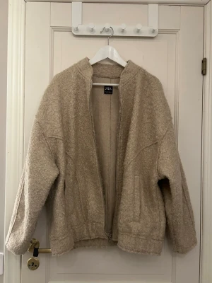 Beige teddyjacka från Zara - Beige teddyjacka från Zara med dragkedja framtill och två sidofickor. Köpt här men var för stor för mig