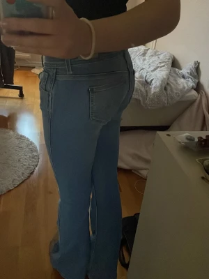 Ljusblå bootcut jeans - Mycket bra skick! Lågmidjade. 25/32. London Jeans, Pepe jeans. köpts för ca 1250kr. Stretchigt material. Low waist!! Nytvättade och använda typ tre gånger 