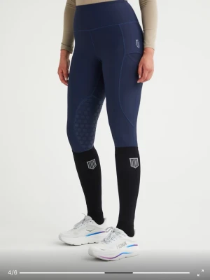 Maya delorez ridbyxor - Mörkblå byxor från Maya delorez, lite noppiga vid sidfickorna och ett litet hål (bild 4) som täcks av ridstrumpa.