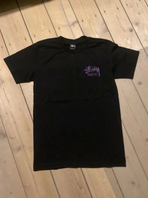 Stüssy bangkok T-shirt - Svart stüssy Bangkok T-shirt från Bangkok, knappt använd, har en väldigt bra slim fit