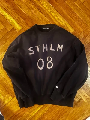 Acne Studios sweatshirt STHLM 08 - Säljer nu min Acne studio sweatshirt | nypris ca 3500kr | Mitt pris 1449kr | Tröjan är i mycket bra skick utan defekter | Passform är perfekt för dig som inte vill att det ska sitta allt för tajt | storleken passar L och passar en M storlek om man vill ha lite baggy | Pris går att diskutera, ställ gärna frågor!!!