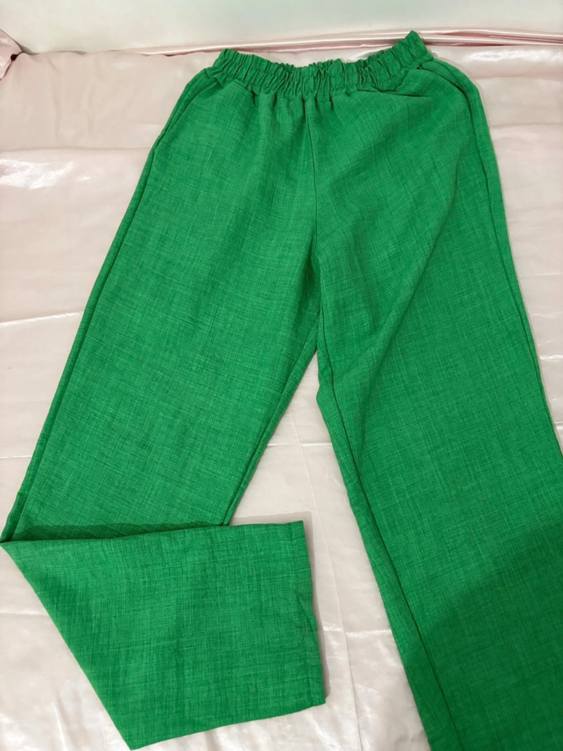 Grönt set med skjorta och byxor - 1