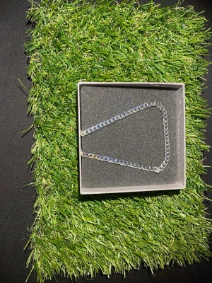 Silverfärgat halsband från Guldfynd - Snyggt halsband i silverfärg från Guldfynd med klassisk pansarlänk. Halsbandet har en stilren och tidlös design som passar till många olika looks. Levereras i original ask från Guldfynd.