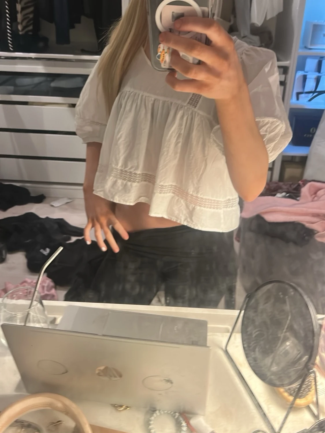 Vit croppad blus med volang