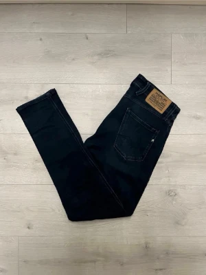 Replay anbass mörkblåa jeans - Hej! Säljer dessa replay anbass jeansen//jeansen är i mycket fint sick//fråga gärna! 