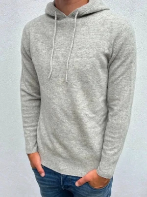 Kashmir hoodie  - Hej! Säljer denna gråa Kashmir hoodien//modellen är 180cm och väger 70kg//hoddien är i nysick//fråga gärna!