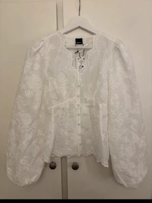 blus gina - säljer den här populära blusen ifrån gina med ballongärmar i storlek S, aldrig använd och prislappen är kvar💕
