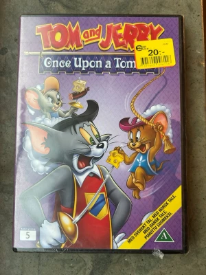 Tom & Jerry: once upon a Tom dvd - HELT NY & INPLASTAD!! DVD-film med Tom och Jerry i äventyret Once Upon a Tom. Innehåller flera animerade kortfilmer med de klassiska karaktärerna. Filmen är cirka 68 minuter lång och har svenskt tal.  Finns på språk: Svenska, Danska, Finska, Norska, Engelska, Ryska 