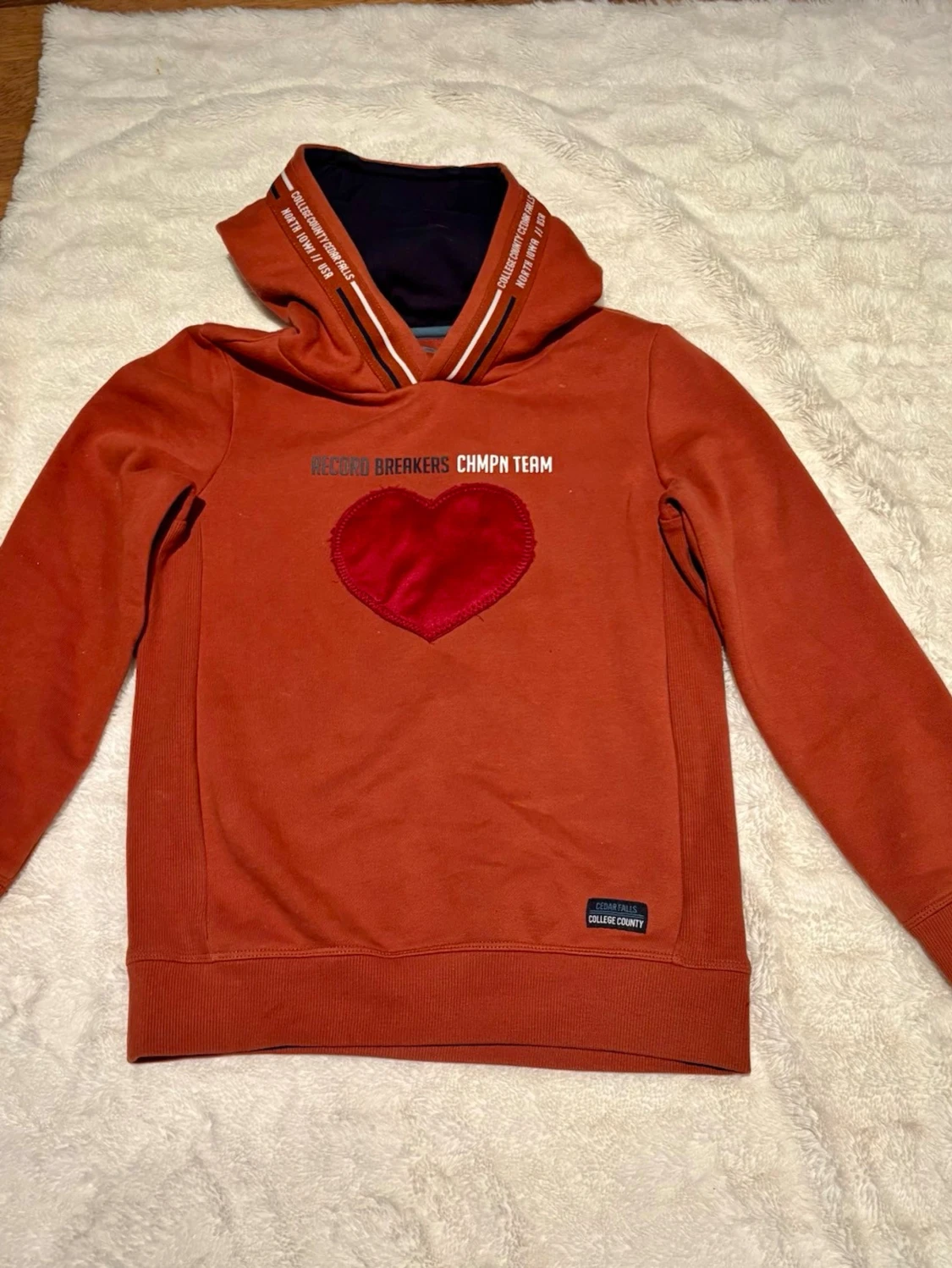 Kanelfärgad hoodie med hjärta