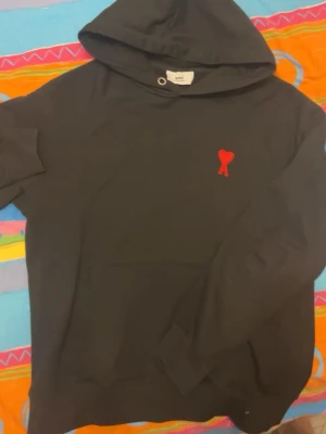 Svart hoodie från Ami Paris med rött hjärta - Kameran är dålig men fråga bättre bilder i dms