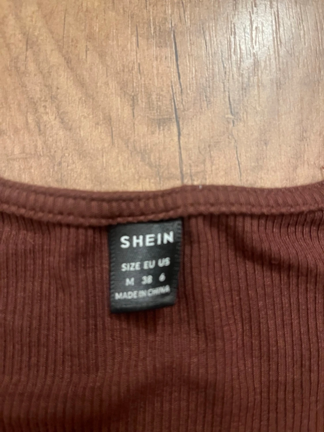 Brun omlottopp med v-ringning - 2