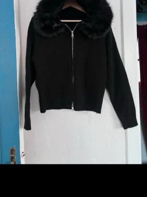 🖤Elegan svart jacka med lyxig fuskpälsluva  - Säljer denna för ett otroligt pris för kvaliten av den. 