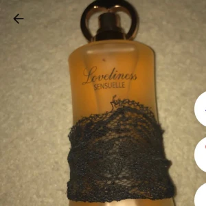 Loveliness Sensuelle & Just JLo mist - Två parfymer: Loveliness Sensuelle i en orange flaska med svart spetsdetalj och hjärtformad kork, samt Just Jennifer Lopez body mist i en genomskinlig flaska med bildmotiv. Båda har eleganta och trendiga designer.