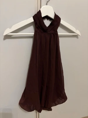 Vi röd topp med halterneck - Vinröd topp med halterneck och öppen rygg. Aldrig använd 