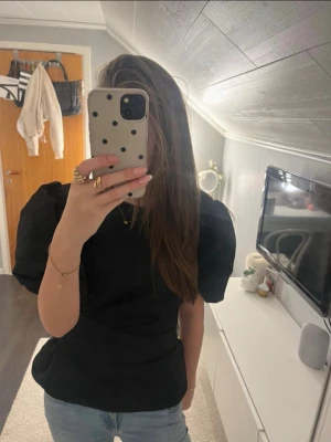 Söt topp - Jätte fin topp ifrån Carin Wester. Helt oanvänd utan prislapp. Nypris 600kr! Super fin till vardags och till fest. Har en knytning där bak😍 Skriv vid fler bilder😝Säljs ej längre!