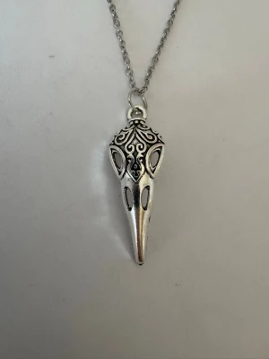 Halsband döskalle - Halsband som inte är i äkta silver/guld. Kedja är oftast 50cm men kan ibland komma i 45cm. Kedja är rostfritt stål, berlock oftast i zinklegering men kan även det i vissa fall vara rostfritt stål. Be gärna om mått på berlock om detta är viktigt då bilderna är missvisande när det gäller hur stora dom är! 🌹❤️  Allt är nytt.  Bud accepteras inte 🥰🌹