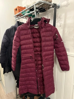 Stallkappa från CRW stl XS. - Säljer denna vinröda stallkappa från CRW i stl xs. Sparsamt använd så fint skick. 