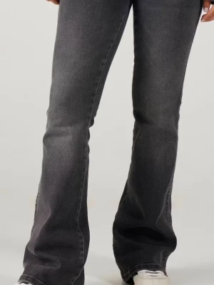 Grå bootcut jeans med utsvängda ben - Säljer ett par grå bootcut jeans med utsvängda ben och klassisk femficksmodell. Jeansen har en snygg tvättad look och är tillverkade i ett mjukt denimtyg som sitter skönt. Perfekta för dig som gillar retrovibbar och vill ha ett par jeans som sticker ut.