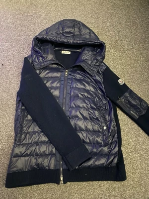 Mörkblå moncler cardigan  - Snygg mörkblå cardigan från Moncler storlek XL men sitter som L som alla moncler cardigans gör, den är bara använd några gånger. Skriv vid frågor mvh William :)