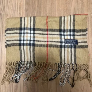 Burberry halsduk - Schysst Burberry halsduk. Till dig som vill ha en stil som sticker ut. Inga defekter alls, Först till kvarn får bäst pris. (Pre order)