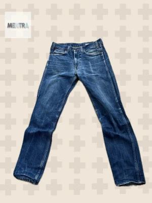 Levi’s Vintage Clothing (LVC) 606 – Orange Tab Big E – Made in USALevi’s Vintage Clothing (LVC) 606 – Orange Tab Big E – Made in USA - W31-L34   A truly rare pair of vintage Levi’s featuring the iconic Orange Tab with the "Big E" logo. These are Made in the USA and carry a beautiful, authentic vintage character that only comes with age.Feel free to message me if you have any questions! Measurements (Measured flat): • Waist: 41 cm • Thigh: 25 cm • Inseam: 76 cm • Total Length: 105 cm • Leg Opening: 16 cm  