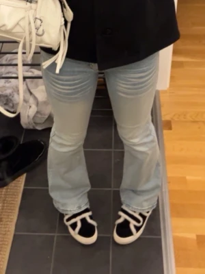 ljusblå jeans/weekday - säljer mina ljusblå jeans ifrån weekday använda ett par gånger men kommer inte till användning längre ❤️