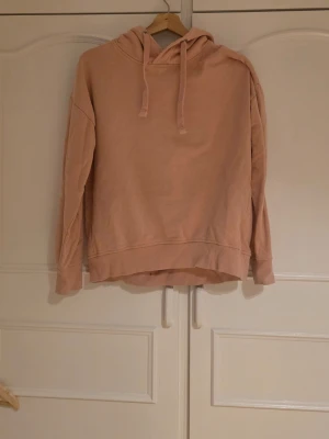 Gammelrosa hoodie med huva - En enkel och snygg gammelrosa hoodie med huva och dragsnören.