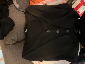 Svart kofta från Nelly med knappar - Svart stickad kofta från Nelly med knappar super skön på 💞 