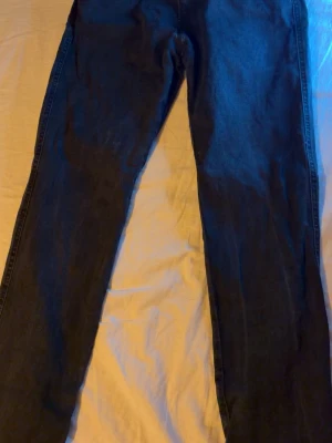 Svarta jeans från Replay - Säljer ett par svarta slim fit jeans från replay. Storlek 29/32. Fint skick. Fler Bilder kan skickas vid intresse. (Nästan aldrig använda) pris är diskuterbart vid smidig affär.