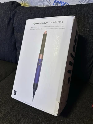Dyson Airwrap Complete Long med kvitto - Säljer en Dyson Airwrap Complete Long i specialutgåva med blå och kopparfärgad design. Kommer i originalförpackning med tillhörande blått etui och flera tillbehör. Perfekt för styling av hår med olika funktioner och tillbehör. Kvitto finns ☺️Inköpt för 6000kr