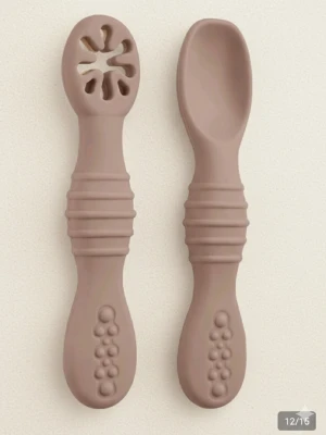 Helt nya silikonskedar för baby! 👶✨ - Säljer ett set med två oanvända matningsskedar i en jättefin dov färg. Perfekta för små händer som ska lära sig äta själva! ​Skick: Helt nya / aldrig använda. ​Design: En klassisk sked och en "pre-spoon" med mönster som hjälper maten att stanna kvar – perfekt för puréer och gröt. ​Material: Mjukt och greppvänligt silikon som är snällt mot tandköttet. ​Hämtas eller skickas spårbart! 💌