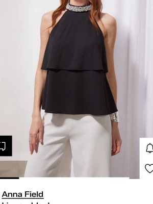 Svart halterneck topp med pärlor Anna Field - Stilren svart halterneck topp i storlek xs från Anna Field med dubbla lager och pärlprydd krage. Aldrig använd 