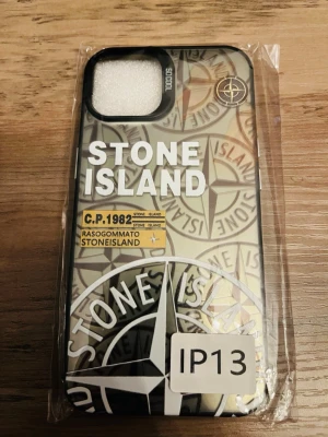 Stone Island skal - Tjena säljer en helt ny iPhone skal, jag har flera andra liknande skal men olika storlek om du är intresserad kom gärna in i mina dms så kan du fråga jag har mellan iPhone 11 - iPhone 14 Plus. Säg till mig vilken iPhone skal du önska dig i dms så fixar jag det!