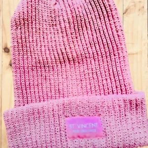 Söt rosa stickad mössa från St. Vincent! - Söt rosa stickad mössa från St. Vincent i Onesize. Oanvänd. 