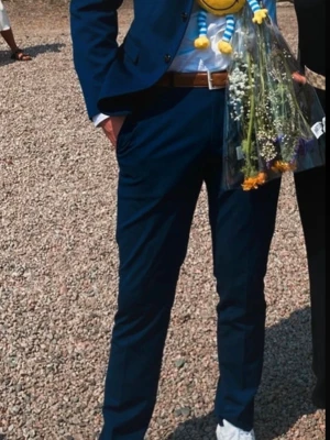 Marinblå kostym från Selected Homme - Blå kostym och vit skjorta från Selected Homme i superfint skick.  Endast använd på student.  Kavaj, byxa och skjorta. Fluga och skärpet ingår inte.  Passar perfekt till fina tillfällen och student! 🥳 Kavajen är i storlek L Byxorna är i storlek 50 Skjortan är i storlek L Han på bilden är 190 cm och väger 85 kg. Rökfritt hem🤎