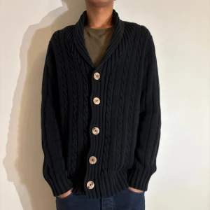 Stickad cardigan med knappar - Sjukt snygg cardigan med coolt mönster. Väldigt bra skick. 😁