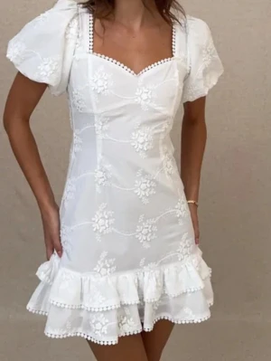 Vit blommig klänning med volang - Säljer denna jättesöta klänning från Nelly som jag älskar men den är tyvärr för liten för mig (lapparna finns kvar) 