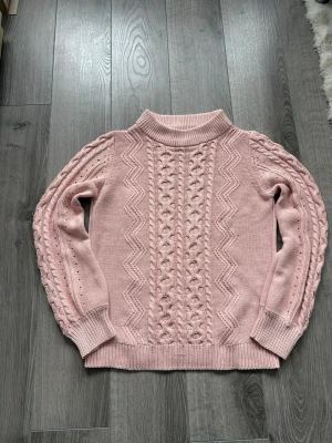 Ljusrosa kabelstickad tröja från bondelid - Säljer denna fina stickade bondelid tröjan:) den har en fin färg och kan bäras av vem som. De är väldigt bra skick endast en liten fläck på baksidan men tror de går bort i en tvätt. Storlek xs. Säljer denna snygga för endast 150kr men är öppen för bud!:) Hör av dig vid fundering 🤔