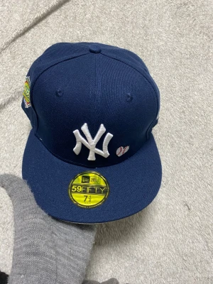  ny New York-keps – Blå - Säljer en helt ny, oanvänd New York-keps i blått. Stilren och modern design som passar lika bra till vardag, streetwear eller sportiga looks.  Detaljer: 	•	Modell: New York (NY-logo) 	•	Färg: Blå 	•	Skick: Helt ny, aldrig använd 	•	Storlek: Justerbar – passar alla  Kepsen är lätt, bekväm och enkel att kombinera med olika outfits. Ett snyggt och tidlöst tillskott som funkar året runt. 