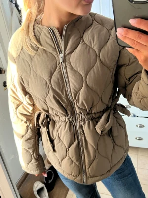 Olivgrön jacka  - Snygg grön jacka med indragen midja som går att reglera efter vad man själv gillar💓 Helt helt oanvänd så ett toppenskick!💓