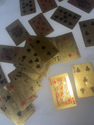 Spelkort 55st guld färgat som lyser gult genom ljus - Unik nytt 55styck poker ♥️ ♦️ ♣️ spel fett fina plattar guld färg och lyser gult genom starkt ljus mot den de e helt nya inga skador 