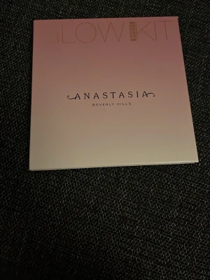 Anastasia Glow  Sugar Highlighter - Glow Kit Sugar från Anastasia Beverly Hills med fyra highlighters i nyanserna Marshmallow (ljusgul), Gumdrop (persikoton), Butterscotch (gyllene) och Starburst (ljusrosa). 